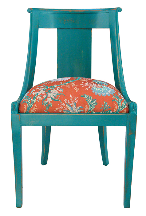 Chaise gondole revisitée en bois peint bleu turquoise et tissu jacquard fleuri, vue de face