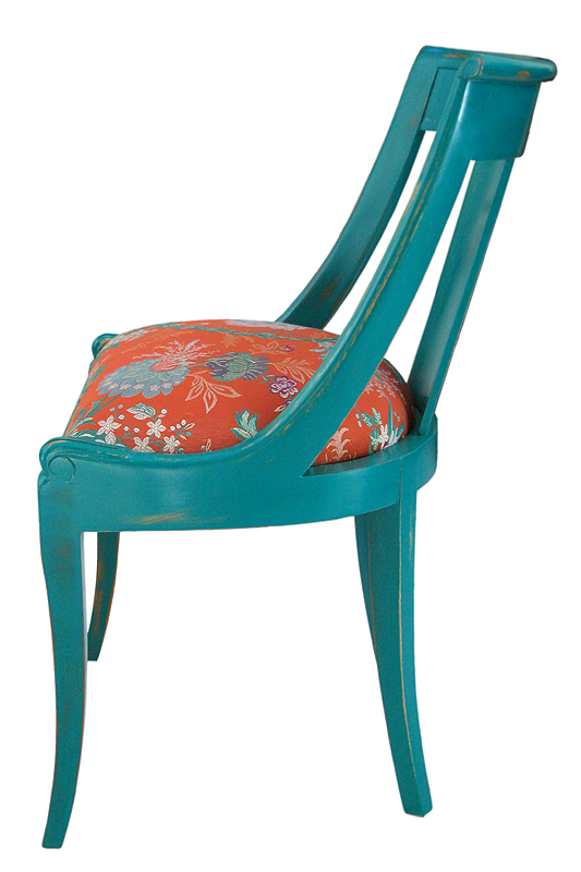 Chaise gondole revisitée en bois peint bleu turquoise et tissu jacquard, vue de trois quarts
