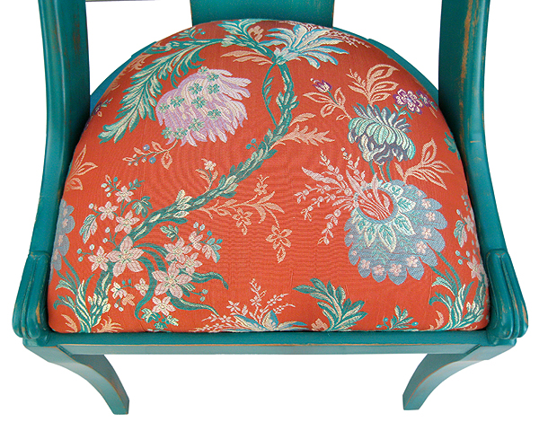 Détail de l'assise en tissu jacquard fleuri de la chaise gondole