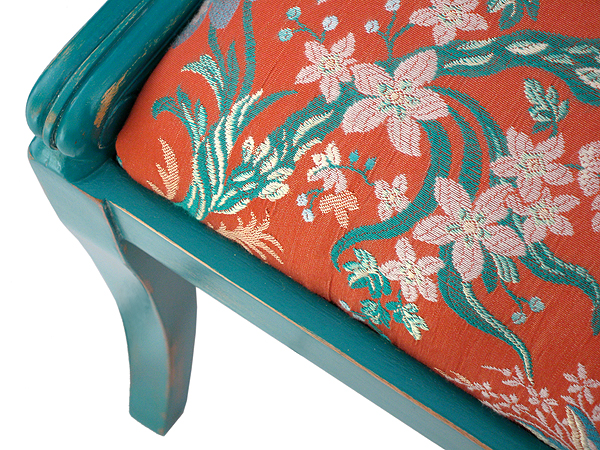 Détail du tissu jacquard et de la finition patinée de la chaise gondole