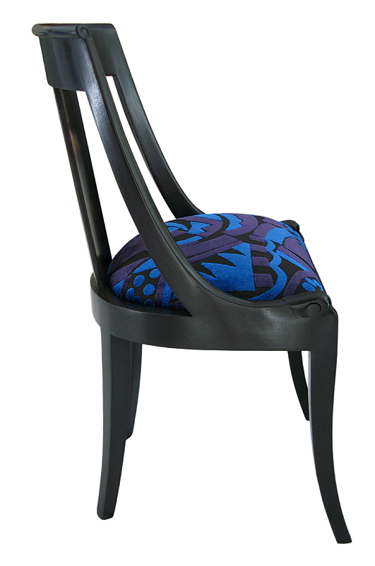 Chaise gondole restaurée et revisitée, vue de trois quarts arrière