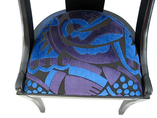 Détail de l'assise en tissu bleu et violet de la chaise gondole