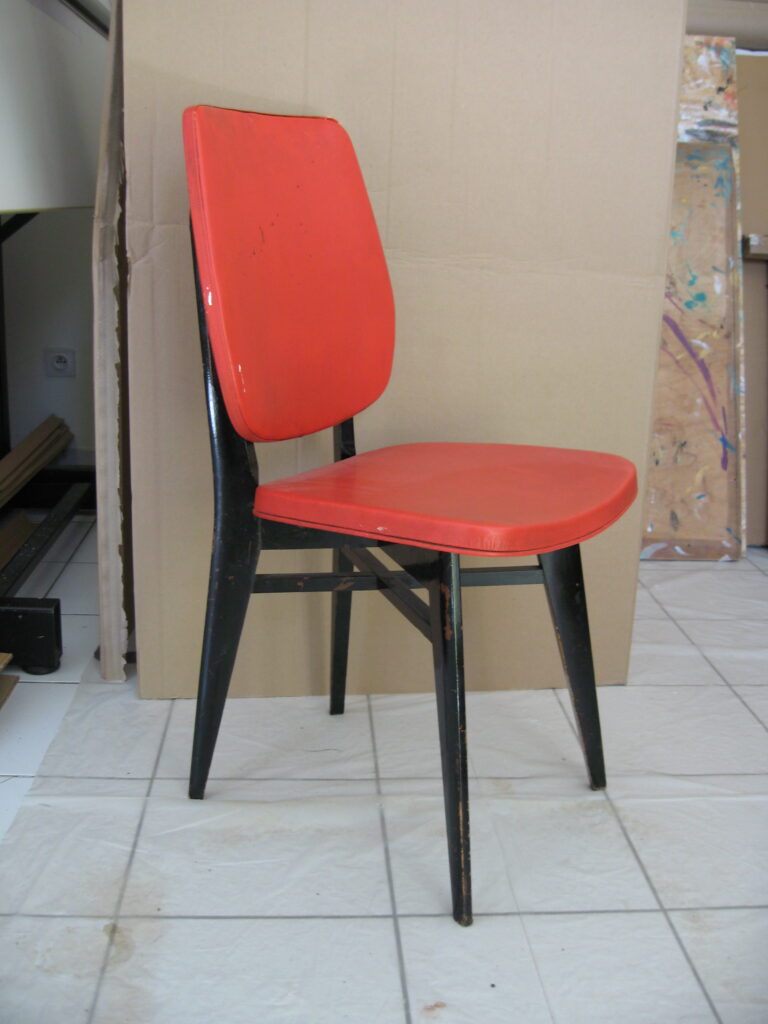 Chaise vintage en skaï rouge avant restauration