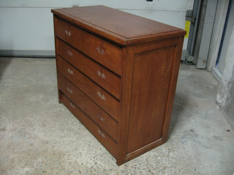 commode moderniste en chêne avant restauration