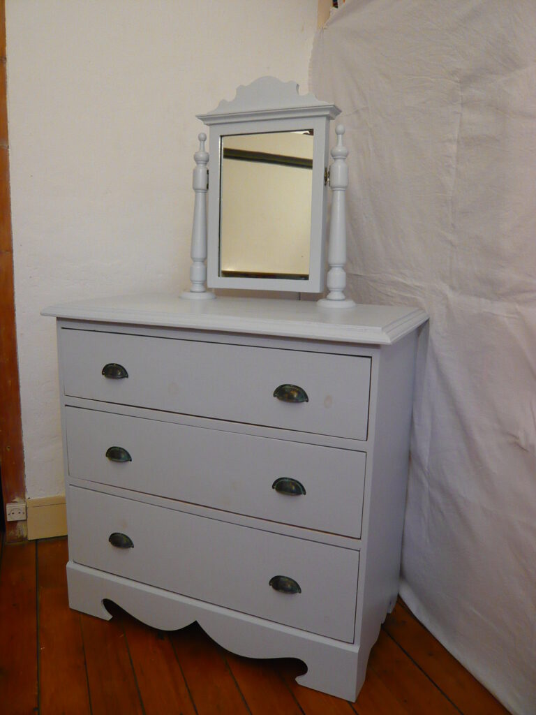 Commode-coiffeuse en pin revisitée avant restauration