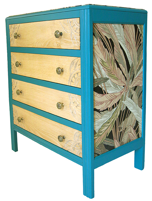Commode vintage restaurée avec côtés habillés de tissu à motif végétal
