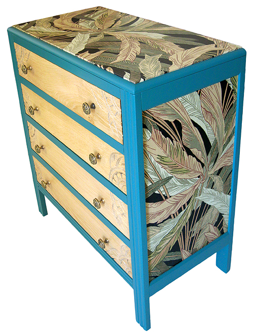 Commode restaurée bleu turquoise avec dessus et côtés à motif végétal