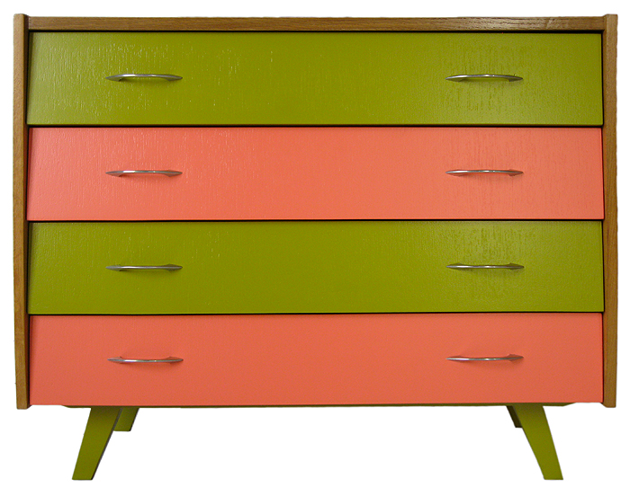 Commode vintage restaurée aux tiroirs verts et rose corail, vue de face