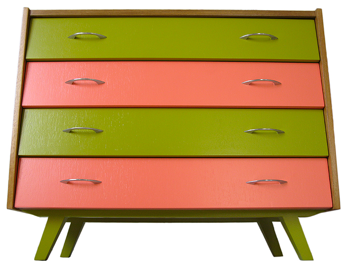Détail des tiroirs et du piètement de la commode vintage restaurée