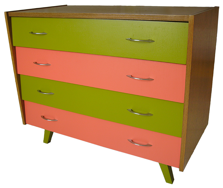 Commode vintage restaurée aux tiroirs verts et rose corail, vue de trois quarts