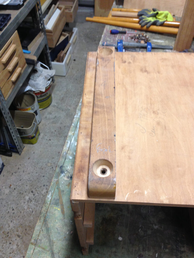 Dessous du bureau Baumann D227 en cours de restauration