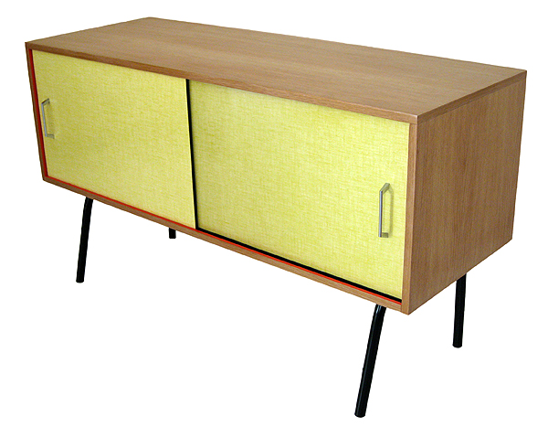 Enfilade vintage en Formica jaune des années 50, vue de trois quarts