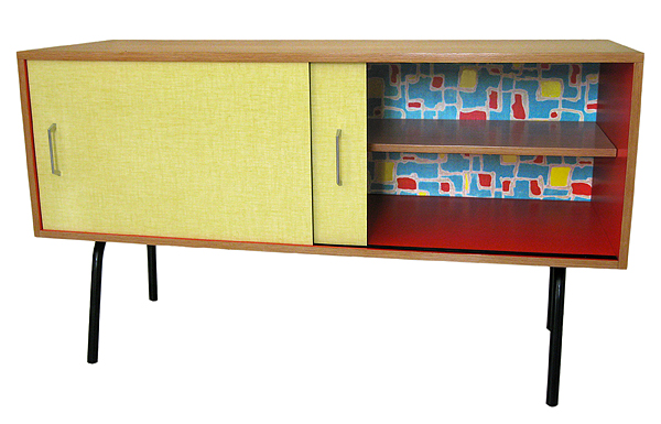 Enfilade vintage en Formica avec porte coulissante ouverte et intérieur décoré