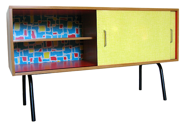 Enfilade des années 50 ouverte avec étagère et intérieur coloré