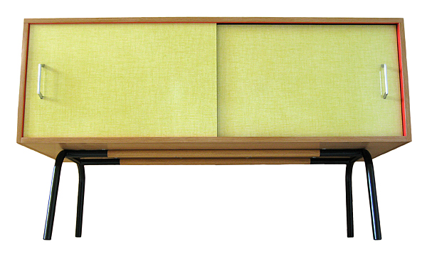 Enfilade vintage en Formica jaune avec portes coulissantes, vue en plongée