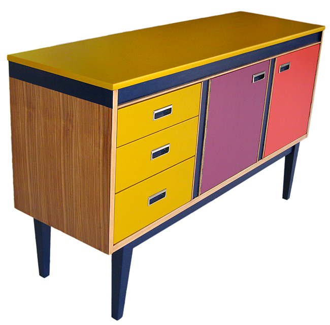 Enfilade vintage restaurée aux finitions colorées, vue de trois quarts
