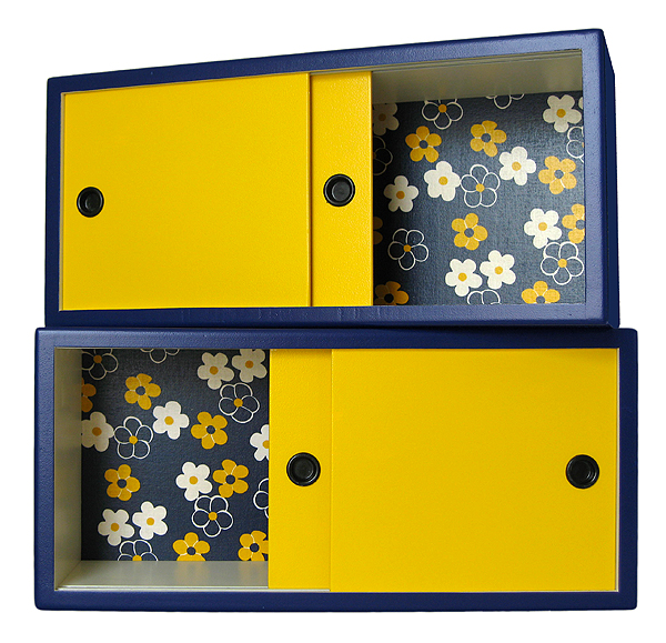 Étagères murales vintage bleu et jaune avec décor floral intérieur