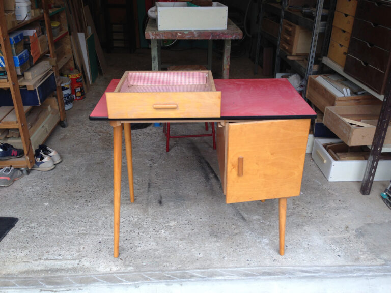 Bureau Baumann D227 avant restauration avec tiroir ouvert