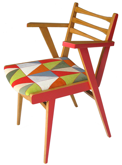 Fauteuil bridge en hêtre des années 50 restauré avec assise en tissu géométrique, vue de trois quarts