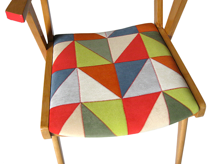 Détail de l'assise en tissu géométrique du fauteuil bridge restauré