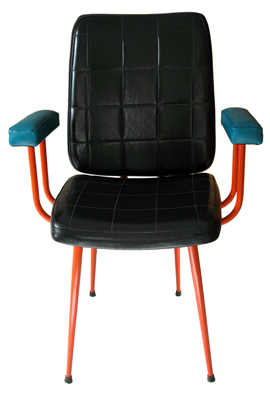 Fauteuil de bureau vintage en skaï noir avec piètement orange et accoudoirs bleus, vue de face