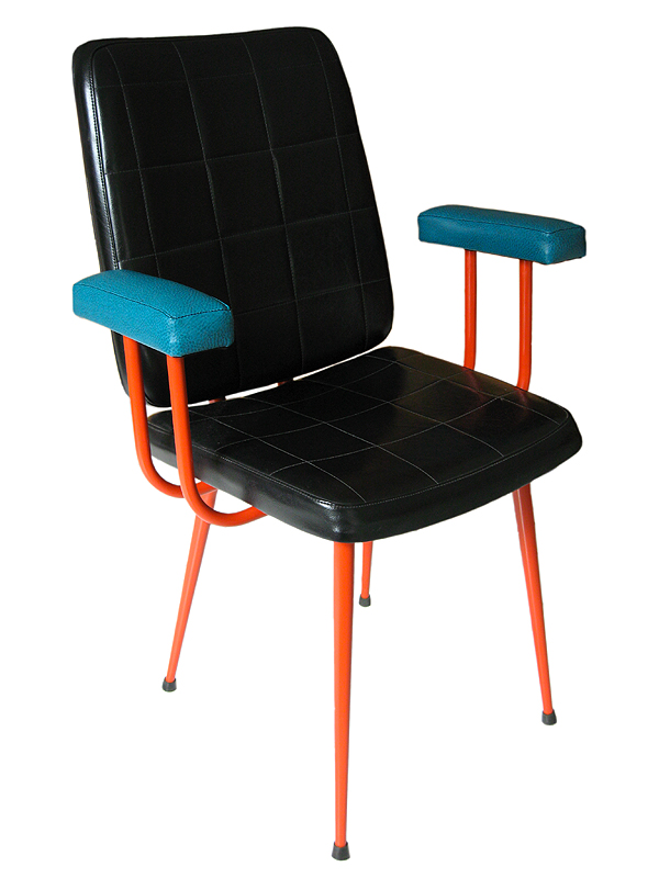 Fauteuil de bureau vintage en skaï noir des années 60, vue de trois quarts