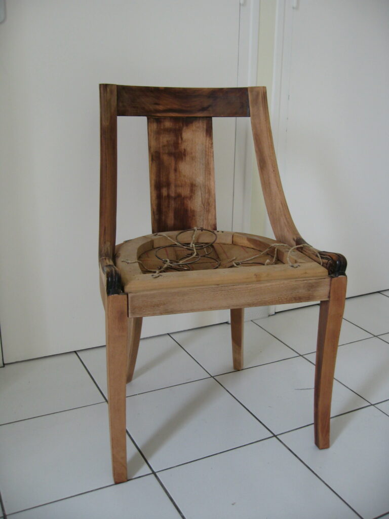 Chaise gondole revisitée en bois avant restauration