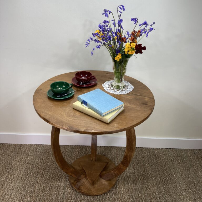 Guéridon Art déco en chêne mis en situation avec livres, tasses et bouquet