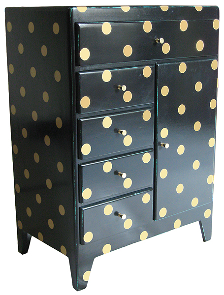 Petit buffet vintage noir à pois dorés, vue de trois quarts
