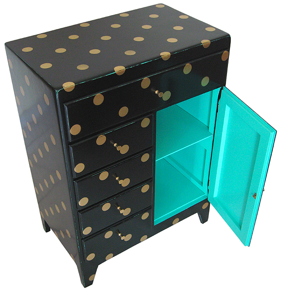Petit buffet noir à pois dorés avec intérieur turquoise