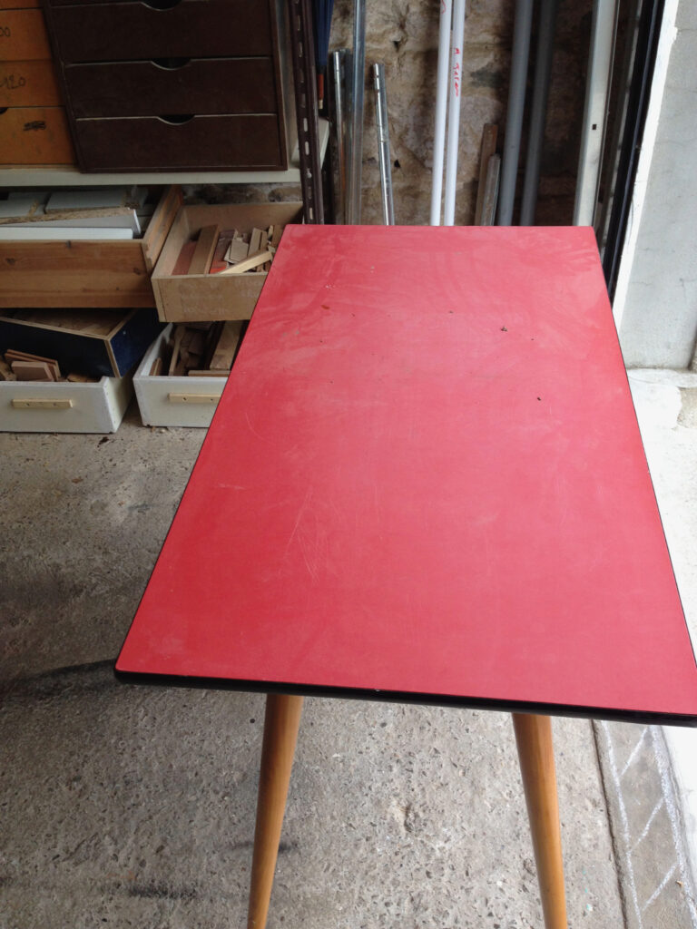 Plateau rouge du bureau Baumann avant restauration