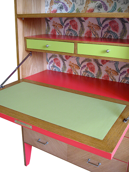 Détail de l'espace de travail du secrétaire vintage restauré
