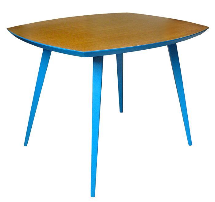 Table basse en chêne des années 1950 à pieds compas, vue de trois quarts