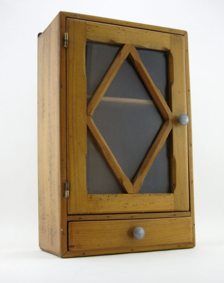 Armoire de toilette murale en hêtre des années 50, avant restauration