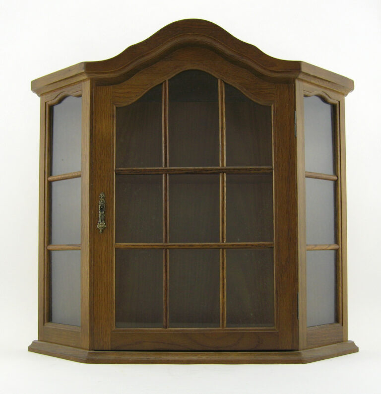 Vitrine murale vitrée en bois avant restauration, vue de face