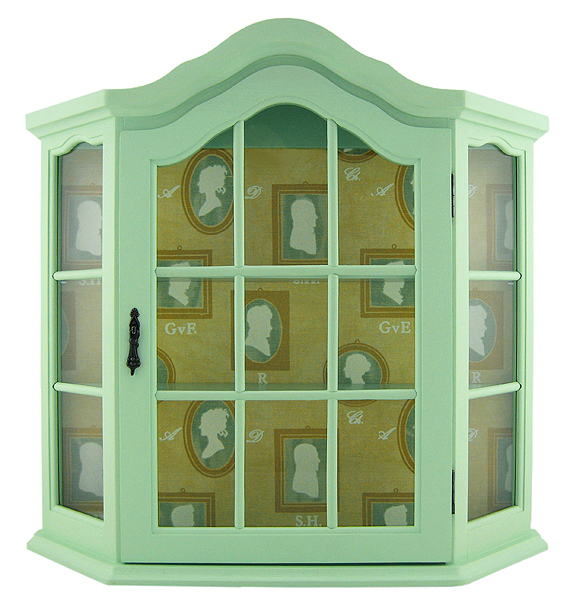 Vitrine murale restaurée vert clair avec décor intérieur, vue de face
