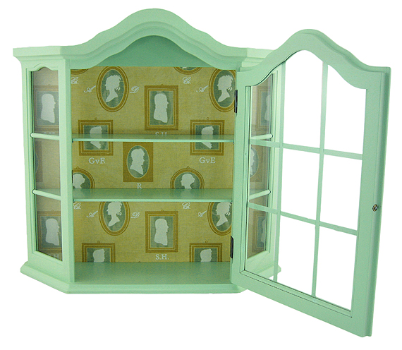 Vitrine murale restaurée avec porte vitrée ouverte et étagères en verre