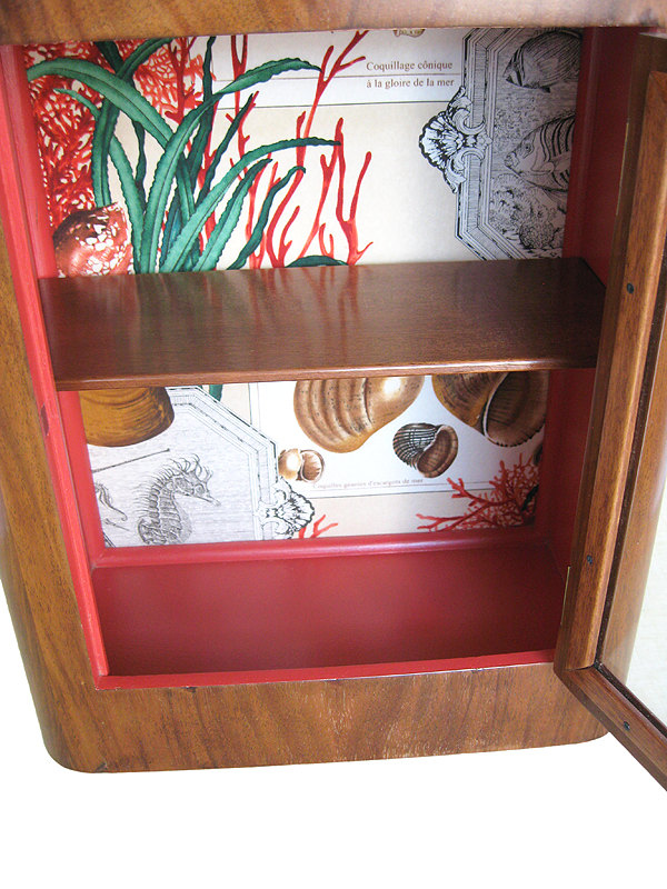 Intérieur de la petite vitrine murale en acajou avec décor de coquillages