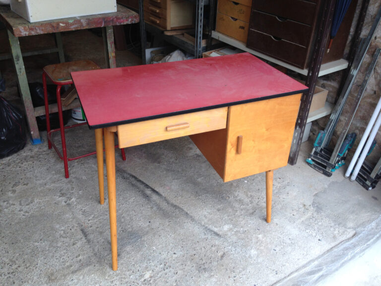 Bureau Baumann D227 avant restauration vu de trois quarts