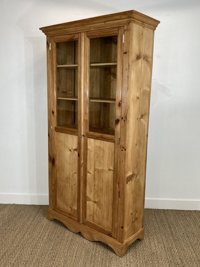 Armoire vitrine ancienne en pin massif restaurée, vue de trois-quarts droit