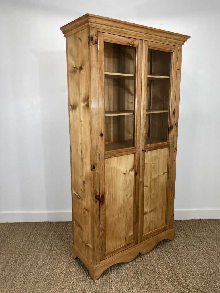 Armoire vitrine ancienne en pin massif restaurée, vue de trois-quarts gauche