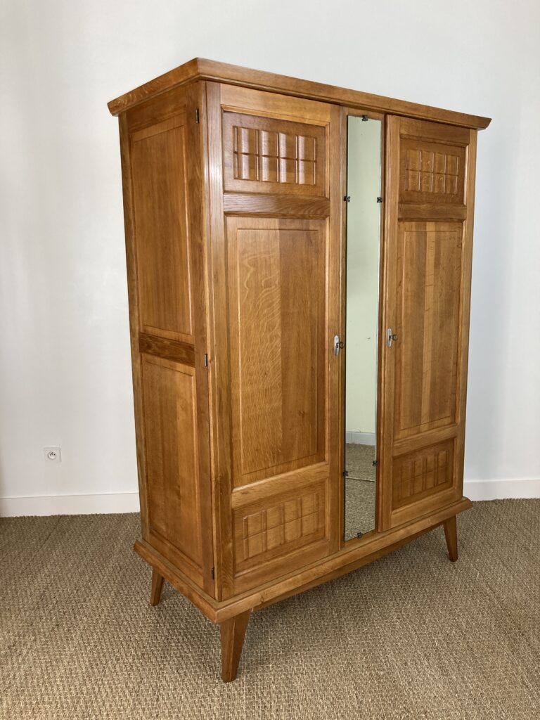 Armoire Art déco en chêne restaurée, vue de trois quarts opposée