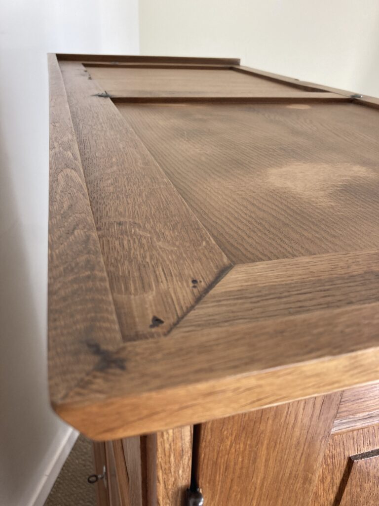 Dessus de l'armoire en chêne et assemblage du plateau