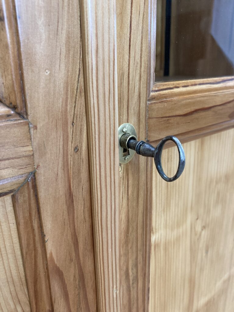 Serrure ancienne fonctionnelle avec sa clé