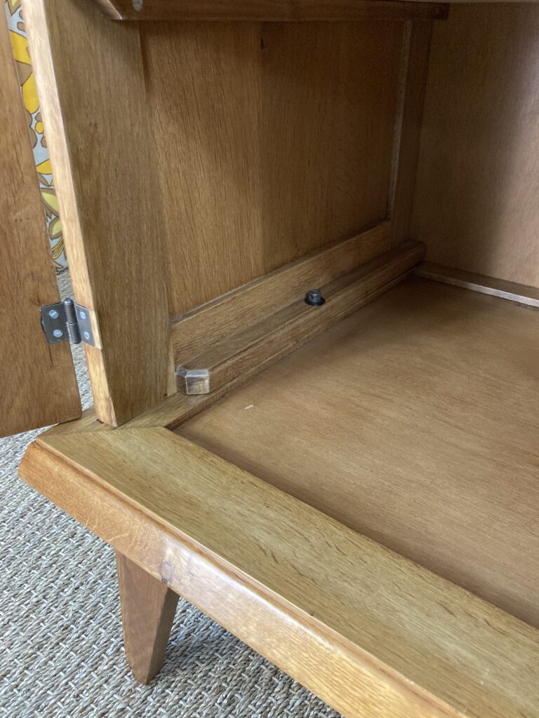 Intérieur de l'armoire en chêne et détail des supports d'étagères