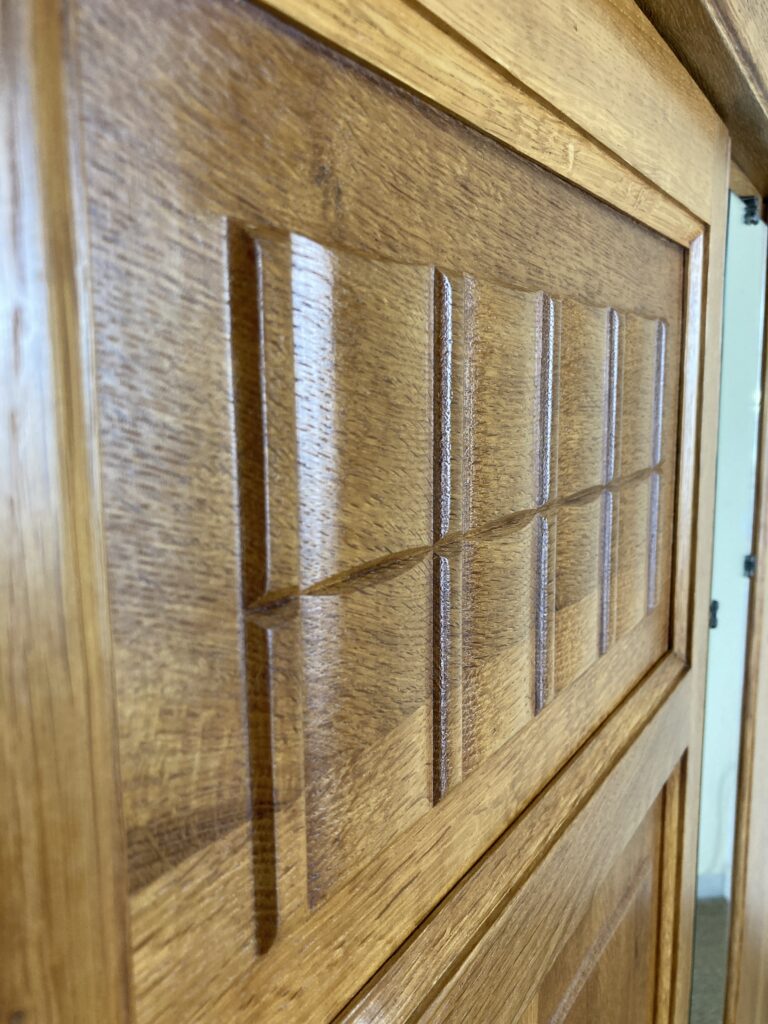 Détail des panneaux en chêne de la porte de l'armoire