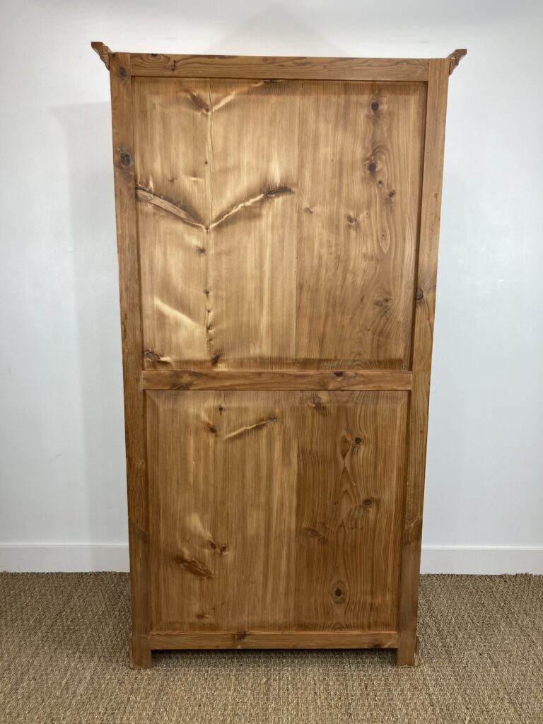 Dos de l'armoire vitrine restaurée en pin massif