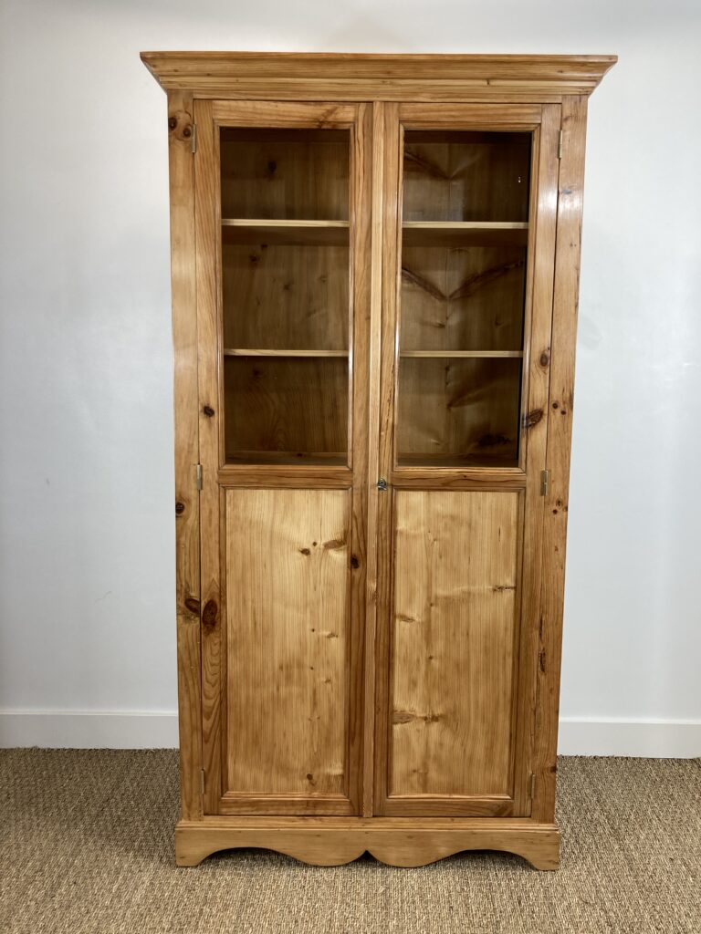 Armoire vitrine ancienne en pin massif restaurée, vue de face