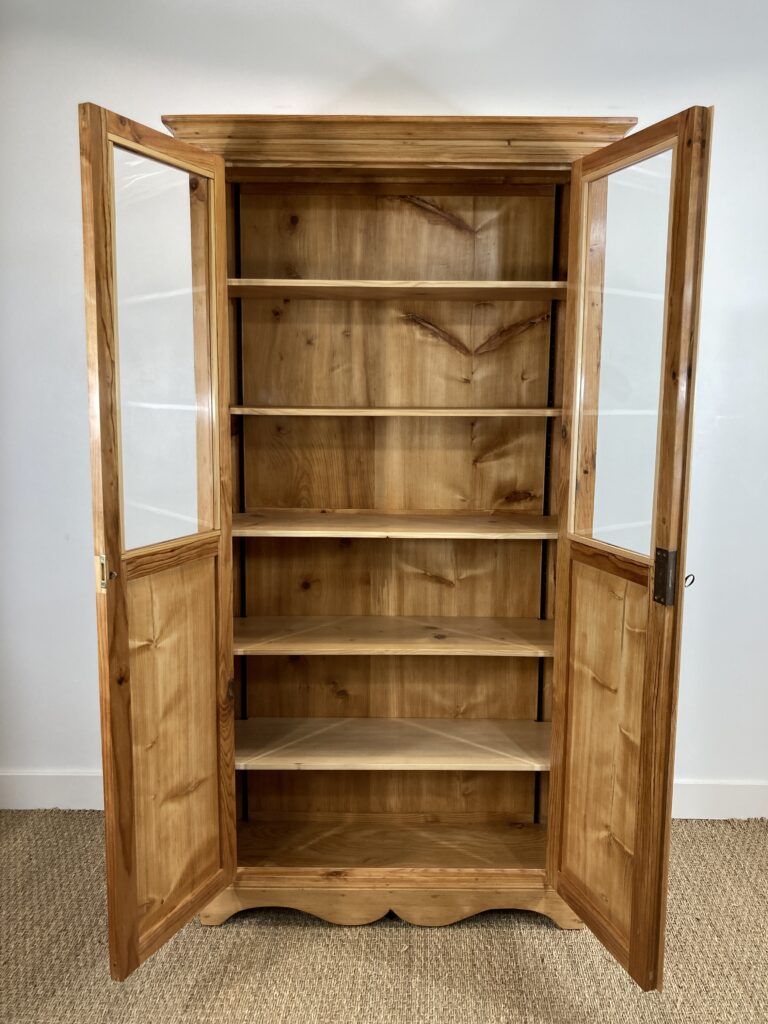 Armoire vitrine en pin massif ouverte avec cinq étagères réglables