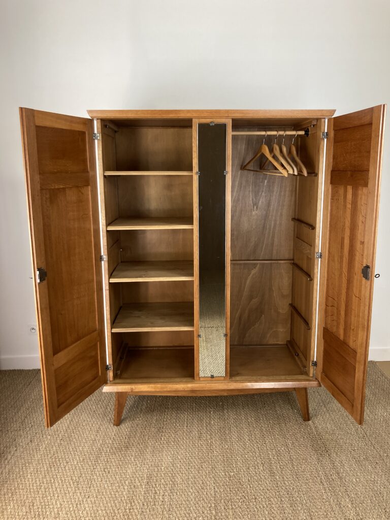 Armoire en chêne ouverte avec étagères et penderie